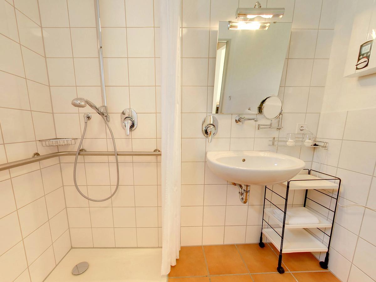 Seminarhotel In Der Manfred-Sauer-Stiftung Lobbach Ruang foto