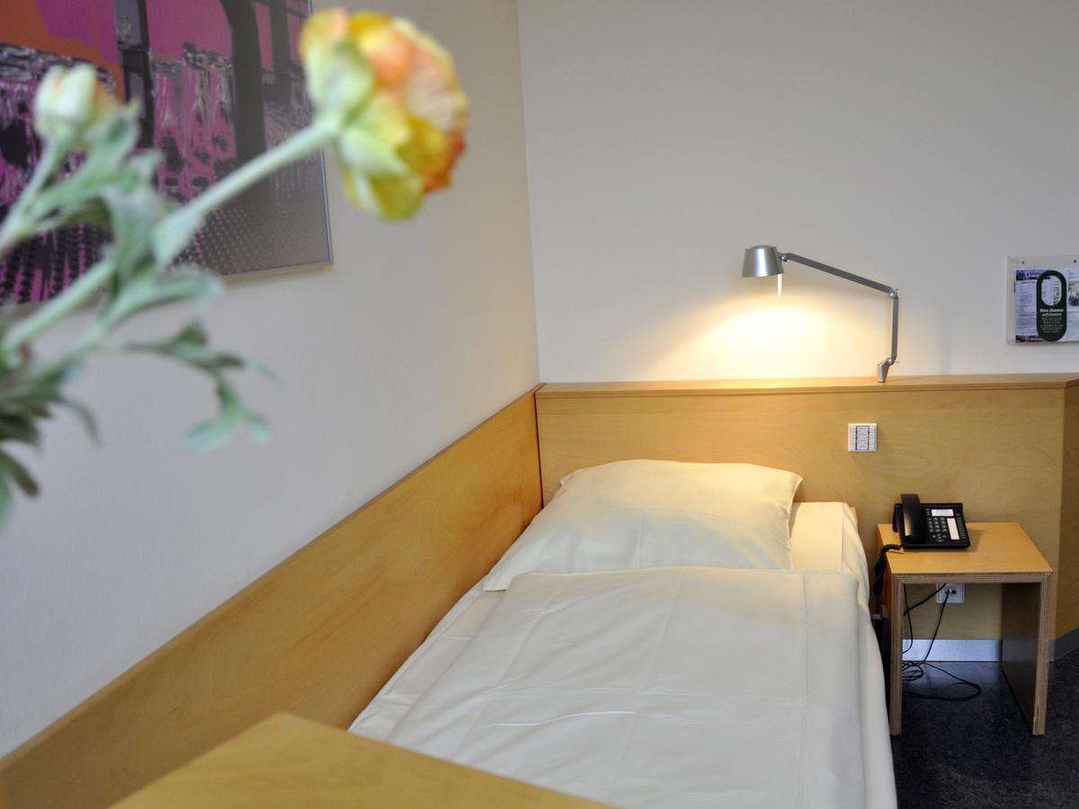 Seminarhotel In Der Manfred-Sauer-Stiftung Lobbach Ruang foto